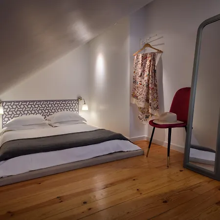 Alfama Yellow House Apartment