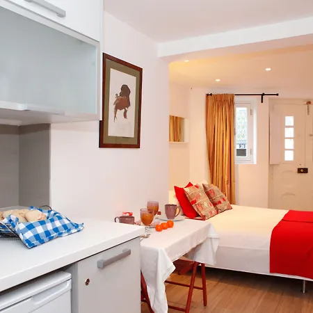 Alfama Yellow House Apartman *
