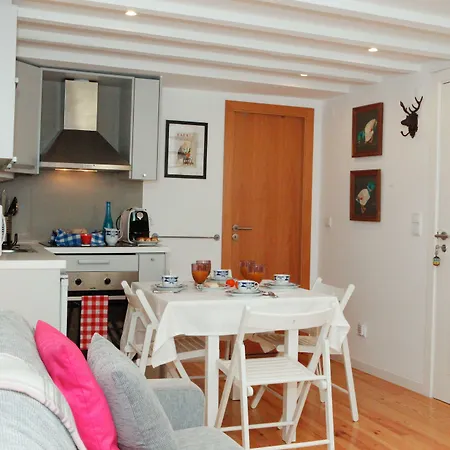 Alfama Yellow House Apartman *