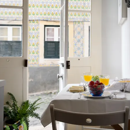 Alfama Yellow House Apartment