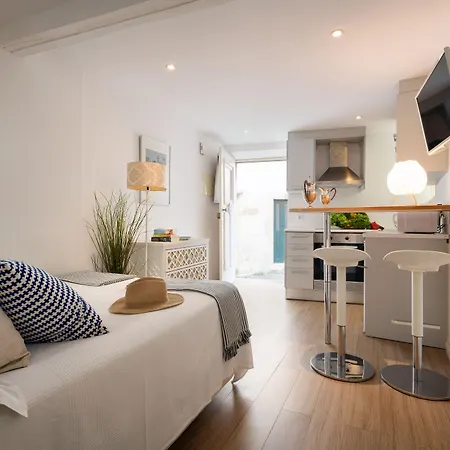 Alfama Yellow House Apartment